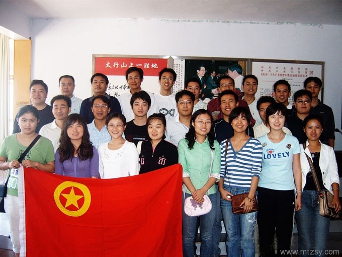 组织团员参观学习张荣锁事迹